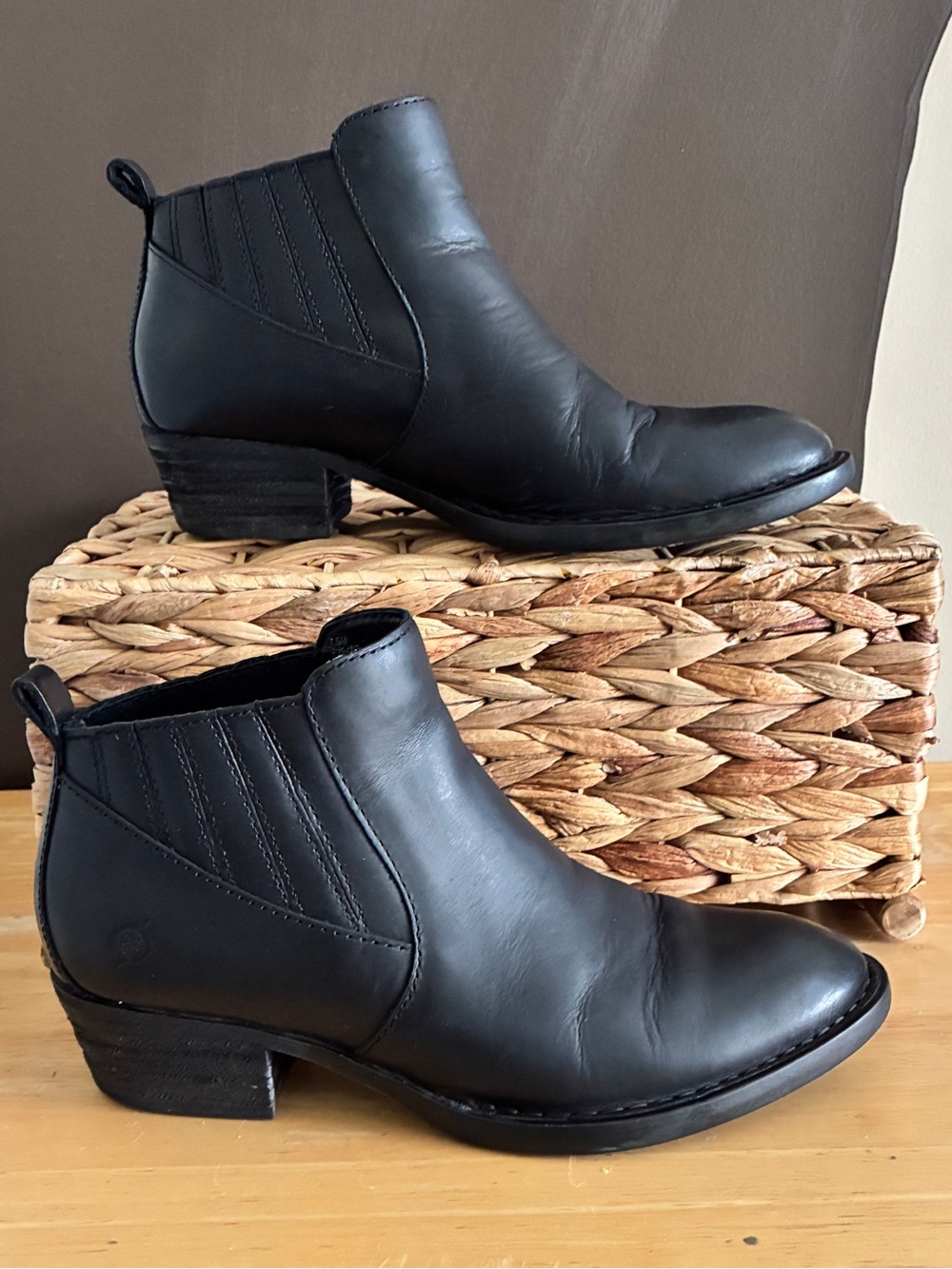 Born Beebe Black Leather Chelsea Ankle Boots Booties size 7.5